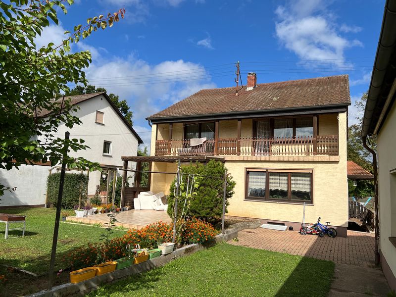 Zweifamilienhaus mit großem Grundstück – ideal für Familien, Kapitalanleger oder Bauträger